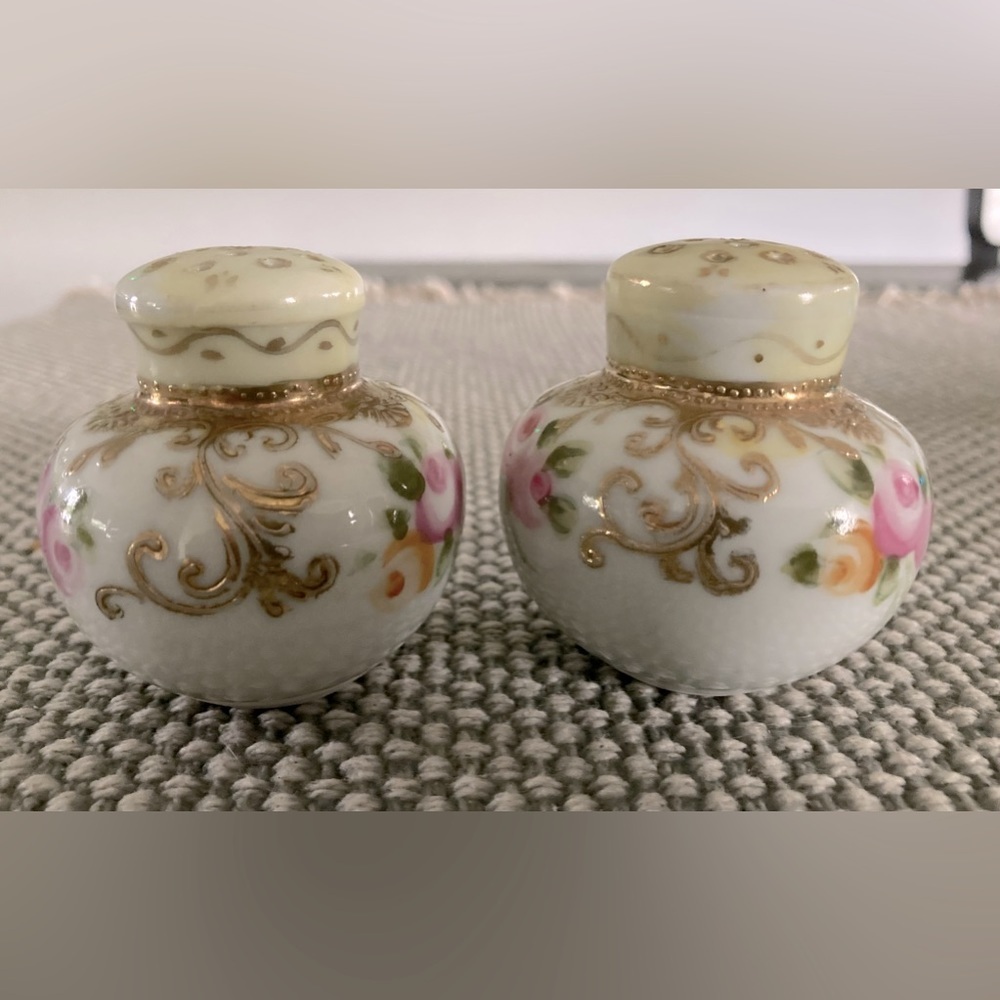 Antique Victorian salt 🧂 and pepper shakers